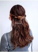 ★インナーカラーもヘアアクセに三つ編みゆる巻きハーフアップ