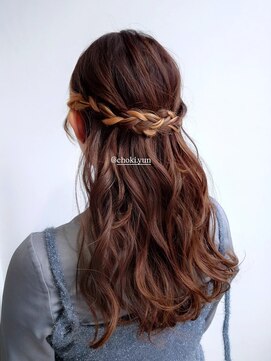 コークス 原宿 表参道(COKETH) ★インナーカラーもヘアアクセに三つ編みゆる巻きハーフアップ