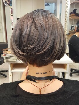 ペネロープ(Penelope) アッシュグレージュ×前下がりショートボブ!