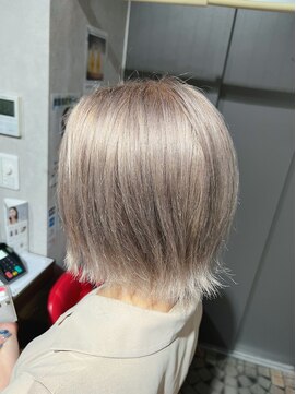 ビスイル 秋葉原店(Vis ill) ハイトーンホワイトブロンド×韓国風切りっぱなし小顔ボブ