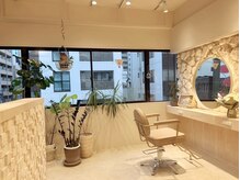 フリーダ(FRIDA)の雰囲気（自然光が入る店内はグリーンがいっぱいです☆）