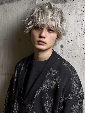 ネハス(nehus.) MEN’S HAIR/サーフカール/刈り上げセンターパート/ブリーチ
