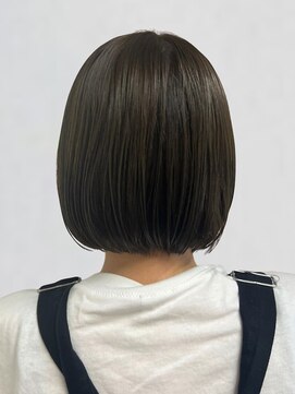 ロカ バイ ティアトロ ヘア サロン(ROCA by teatro hair salon) オリーブアッシュ 透明感カラー 髪質改善 切りっぱなしボブ 20代