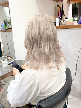 ミラ 新宿(MILA) ホワイトブロンド/ミルクティーベージュ/パールホワイト/ミディ