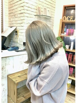 ハグ 横浜(HUG) 切りっぱなしボブ　ミントシルバー