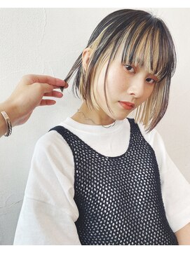 ホロ(hollo) ベージュインナーカラー切りっぱなしボブ