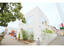 イオン新潟青山店より徒歩3分の好立地♪爽やかな白い建物です！
