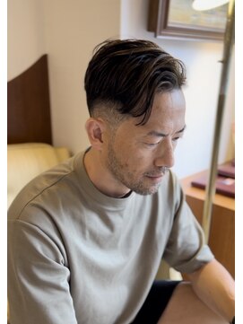 フォーコーナーズカットショップフェイビーズ 名古屋西(FourCornersCutShop favey's) サイドパート　フェード