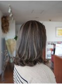 大人女性にベージュ系ハイライトカラー