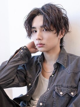 イオ 本厚木(io) メンズセンターパート波巻きスパイラルパーマアッシュブラック