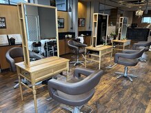 フォート(FORT)の雰囲気（店内は明るい色合いなので、気取らずくつろいで頂けます。）