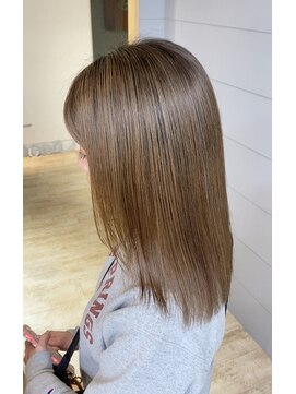 ソイア 春日井店(Soea) ケアブリーチ　中明度ミルクティー　矯正履歴あり