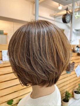 コンフィープラス(comfy plus) 白髪ぼかしカラー30代40代抜け感ショートボブミルクティベージュ