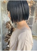 パツっと切りっぱなしボブにブルージュカラー