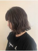 カーキベージュ × パつっとボブ