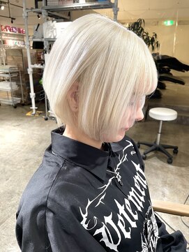 ニュート(Neut ) ホワイトシルバーショートボブ/ケアブリーチ/ハイトーン名古屋