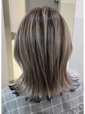 グレージュのシャドールーツにブラックのエンドカラー