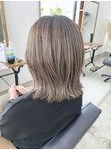 白髪ぼかしハイライト/外ハネ切りっぱなしボブ