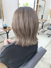ヴィアルス 美園店(VIARS) 白髪ぼかしハイライト/外ハネ切りっぱなしボブ