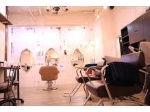 シーヘアーの雰囲気（店内はリラックスできるようにヒーリング系の音楽を流しています）