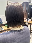 あごラインの切っぱなしボブ暗めカラー