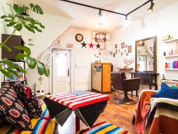 ヘアーラウンジ ローゼス(HAIR LOUNGE ROSES)の写真/街中エリアで駐車場有♪お仕事帰りにも◎毎日忙しい方も気軽に通えるのが嬉しい★