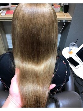 カミケンガレリア(kamiken. galleria) 扱いやすい上品なめらか潤い美髪ストレート【カミケンガレリア】