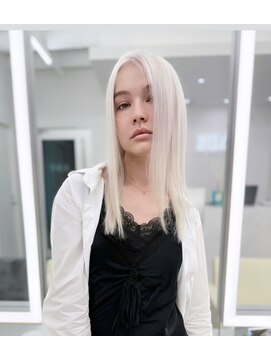 テイス 新宿(TACE) ホワイトカラー[ネビージュ/黒髪/小顔/新宿]