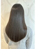 毛先までつるんと整う、大人のナチュラルストレート