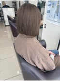 オリーブベージュ 丸みボブ 白髪ぼかしハイライト