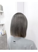 グレー