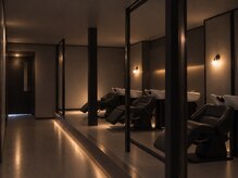 【贅沢なリラクゼーション体験】フルフラットのシャンプー台で過ごす寛ぎの時間