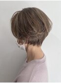 グレイヘアーを活かしたハイライトカラー/大人ショートNo.1