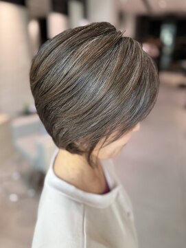 ステア ケース(stair case) 白髪を活かしてハイライトに 脱白髪染めグレージュ