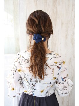 エストレーラ(estrela) 『estrela』大人可愛いローポニーテールヘアアレンジ