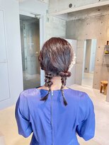 アイデンアンドティティ(IDEN AND TITY)&nbsp;飾りなしでも可愛い！タイトなシルエットのツインヘアアレンジ