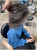 レイヤーボブハイライトブリーチレイヤーハイトーングレージュ