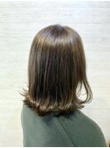 オリーブグレージュ×ミディアムボブ