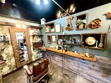 アンドモアコンテンツ(and more contents)の雰囲気（レトロなバーバー―チェアが置かれたメンズ専用の空間！）