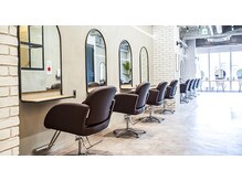 オーブ ヘアー イスト 浅草店(AUBE HAIR isto)の雰囲気（開放感のある明るい店内で、くつろぎの時間をお過ごしください。）