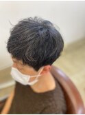 トップにボリューム感を残したショートスタイル