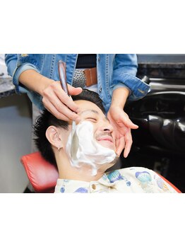 《理容室/バーバー》敏感なお肌はプロの高技術にお任せ！優しくケアし自分では難しい眉のお手入れまで♪