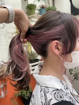 モモ(momo) インナーカラーフェイスフレーミングピンクベージュオン眉原宿