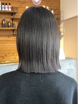 ビスクヘアデザイン(bisq hair design) 切りっぱなしボブ ブルーブラック ブリーチカラー 暗髪