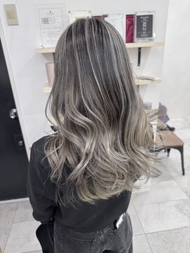 ソルバイジゼル(sol by gisele) セミロング×レイヤー×バレイヤージュ学生さんにおすすめ