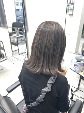 サロンワン(Salon1) ハイライトで魅せる外ハネミディアム