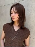 顔まわりに丁寧にいれたレイヤーが一気にお洒落なヘアに格上げ