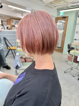 ヒビヲ(HIBIO) ショートボブ切りっぱなしボブタッセルボブベージュカラー横浜