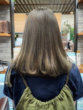 モスト ブリヤン(MOST BURYAN) マット系アッシュカラー×20代ワンカールセミロング