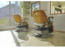 アムリヘアー(AMURI hair)の雰囲気(広々とした店内にカット椅子は6席ございます♪)